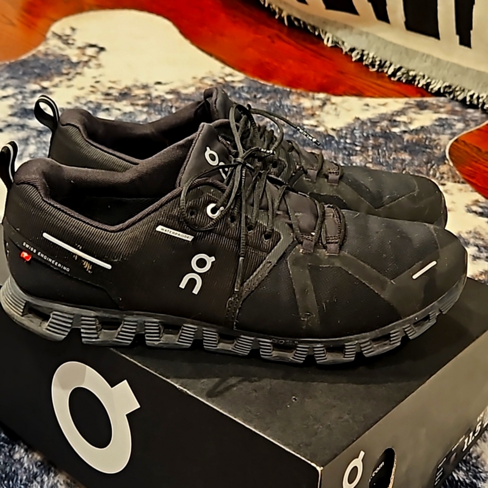 On Running Cloud 5 Waterproof mens size 11.5